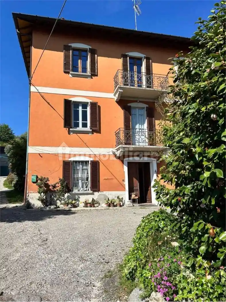 Villa in vendita a Angera