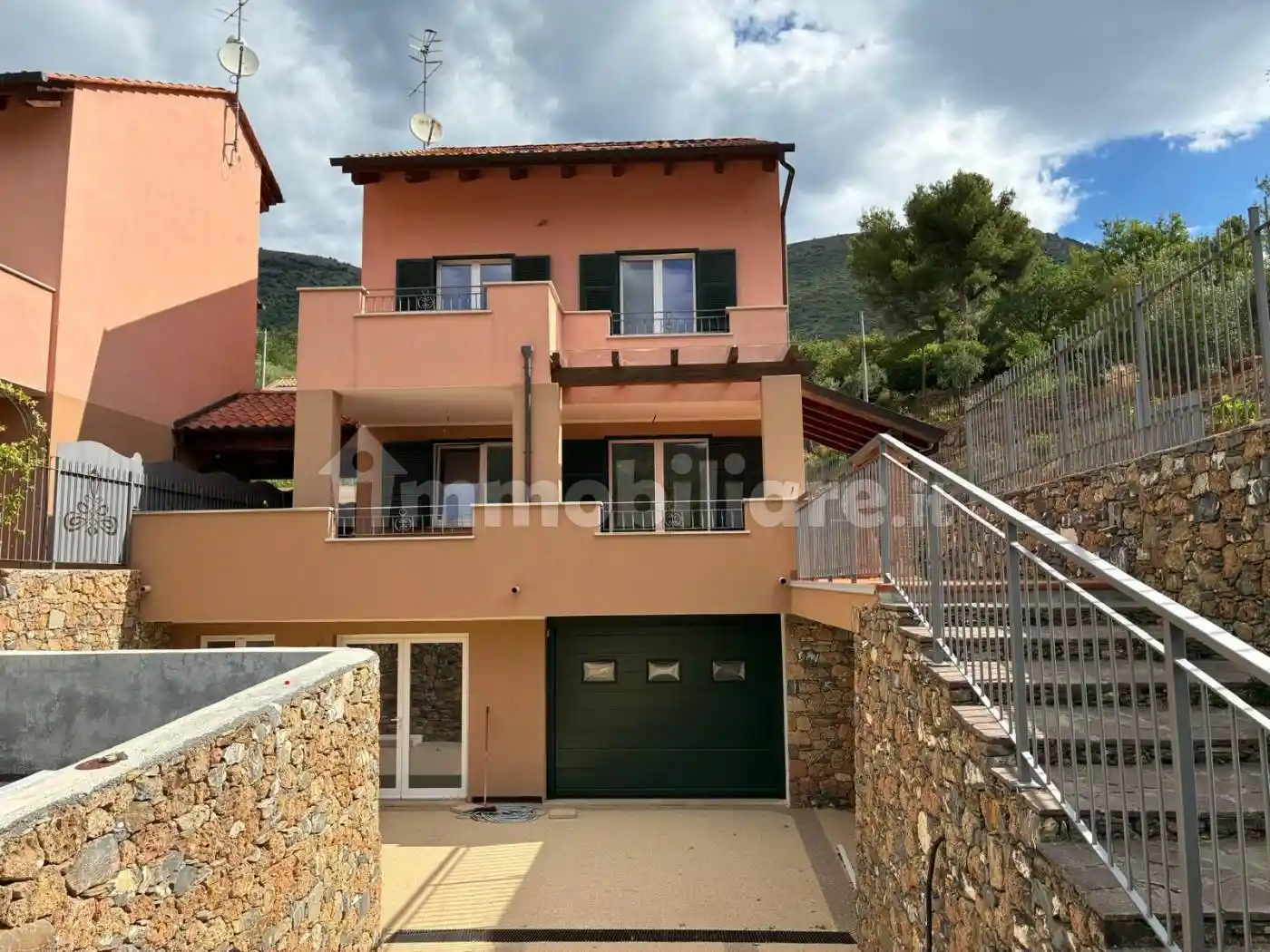 Villa in vendita a Cisano sul Neva