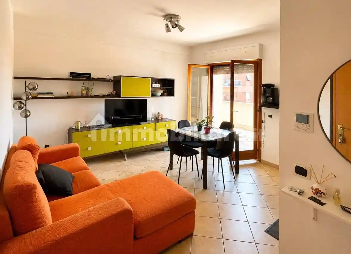 Palazzo - Edificio in vendita a Pomezia