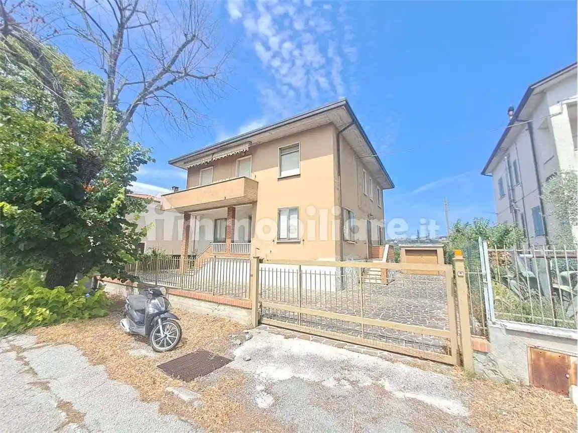 Casa indipendente in vendita a Foligno