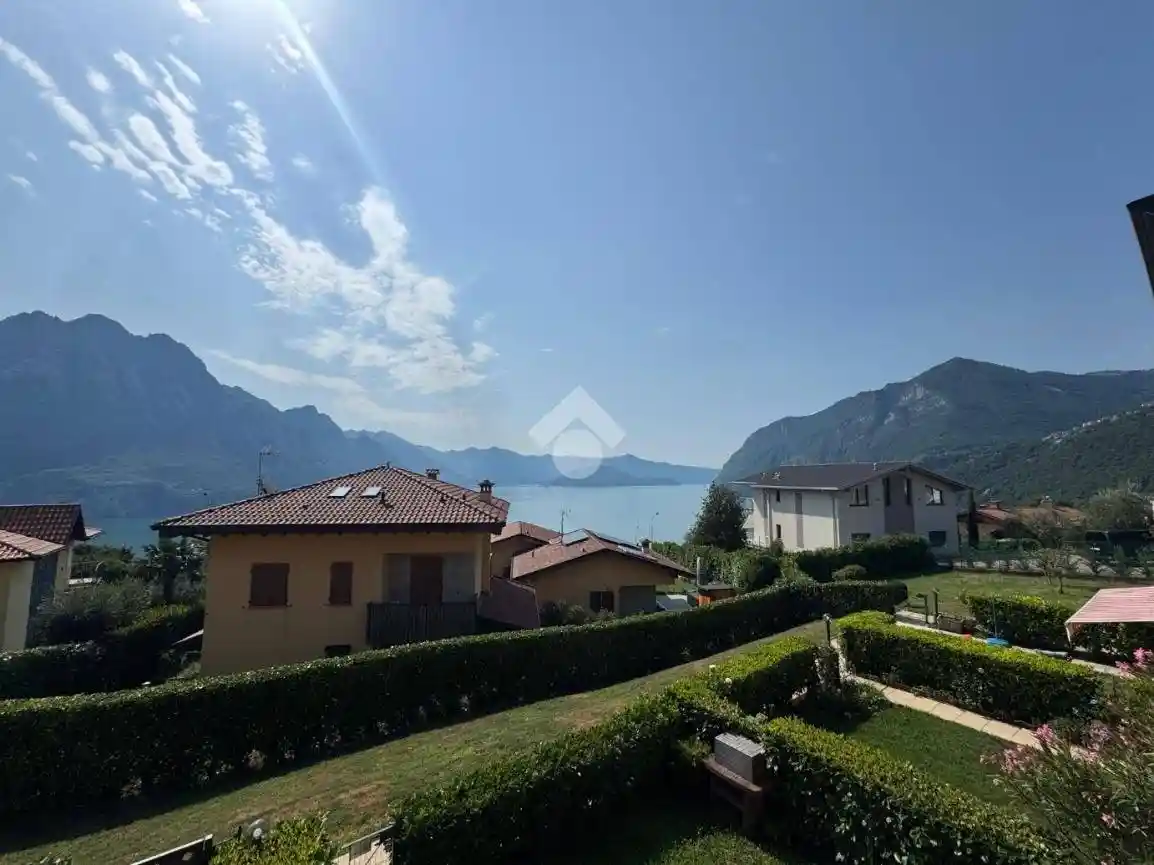 Appartamento in vendita a Riva di Solto