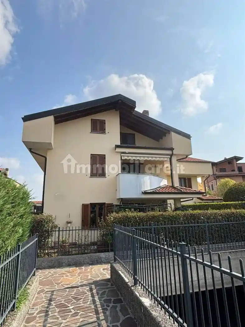 Appartamento in vendita a Trezzano Rosa