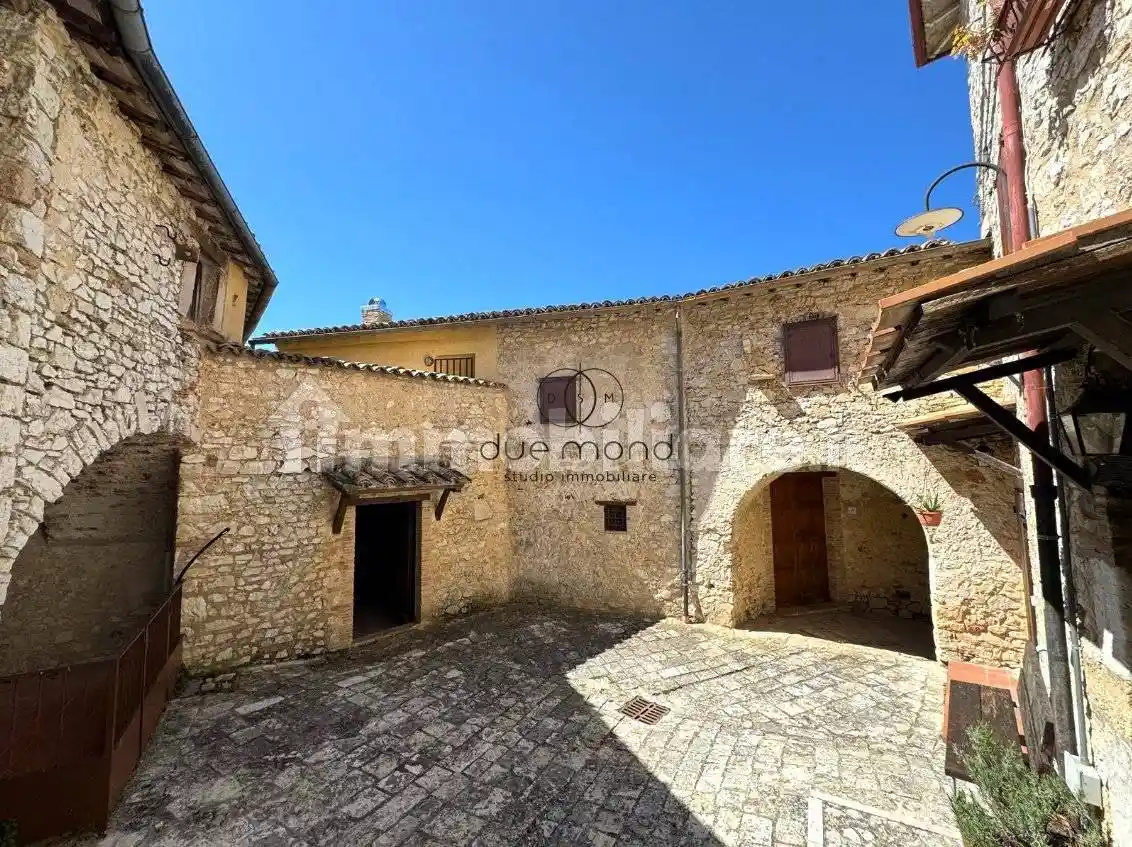 Casa indipendente in vendita a Campello sul Clitunno