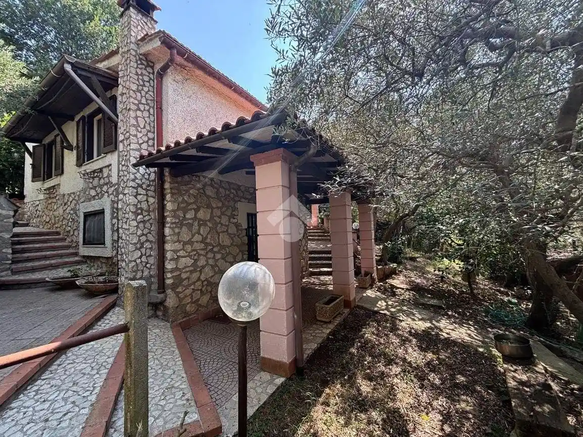 Casa indipendente in vendita a Cave