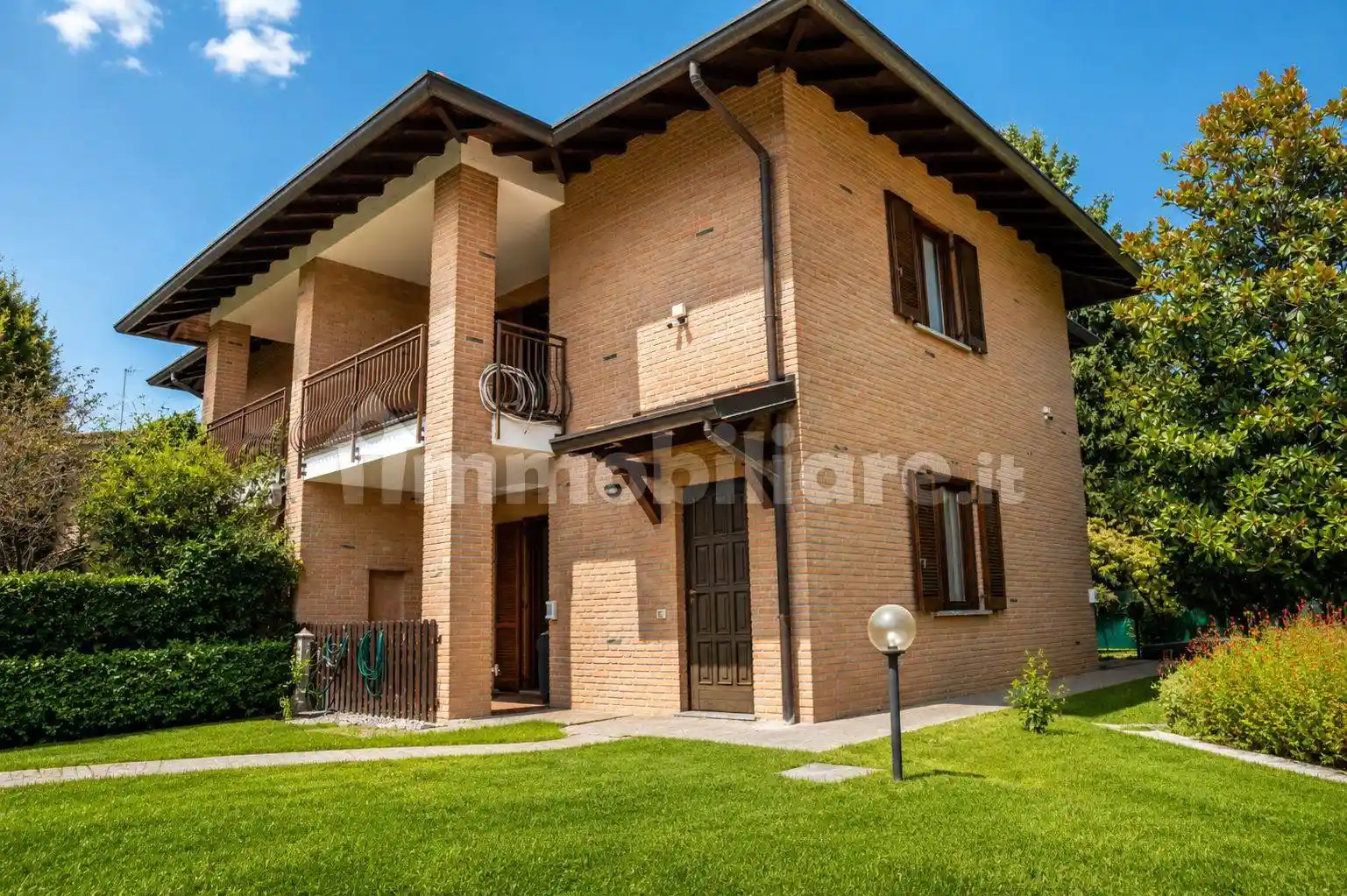 Villa in vendita a Carugo