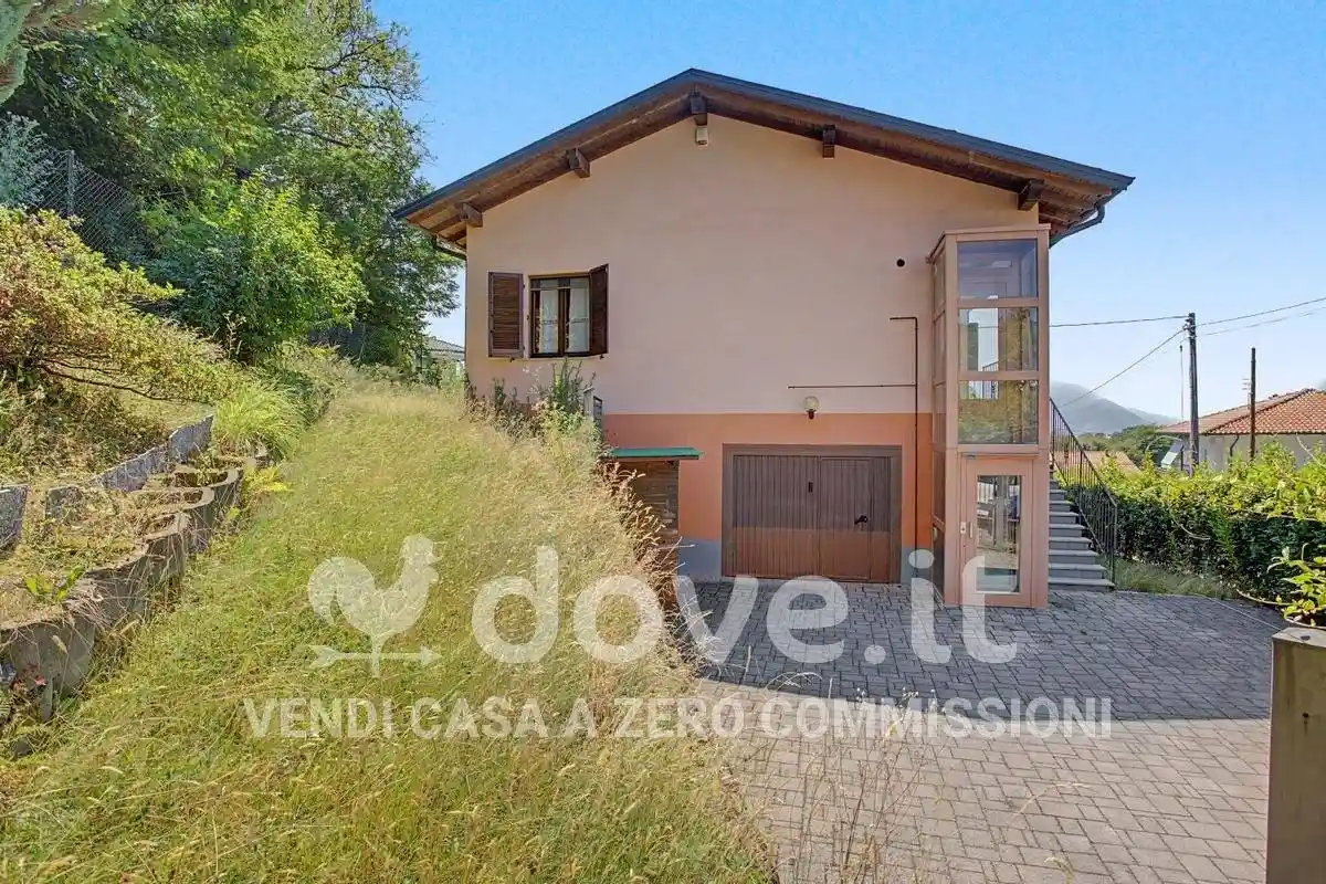 Villa in vendita a Laveno-Mombello