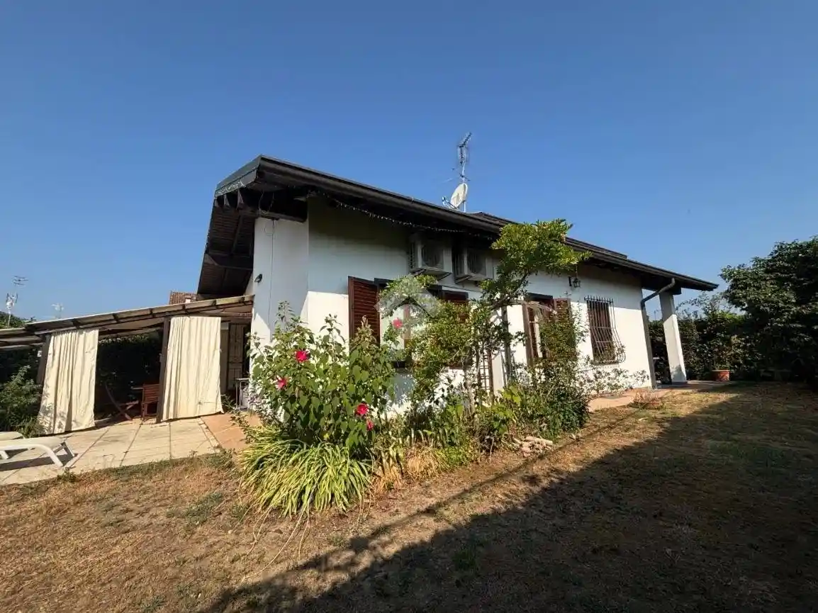 Villa in vendita a Varallo Pombia