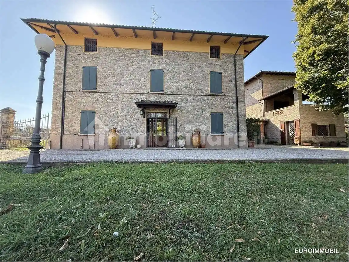 Villa in vendita a Montechiarugolo
