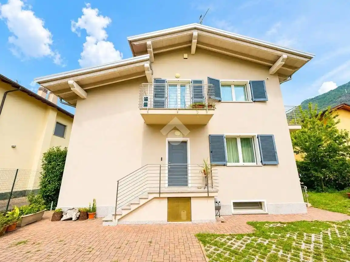 Villa in vendita a Dervio