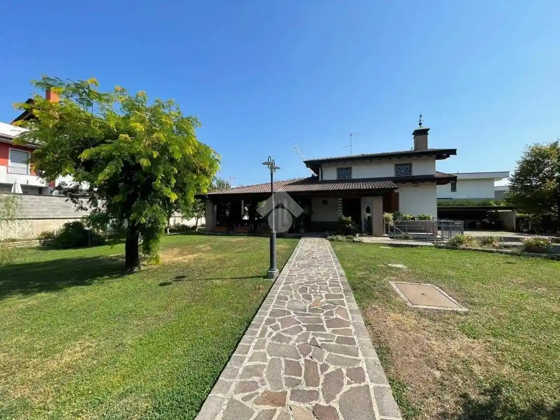 Villa in vendita a Romano di Lombardia