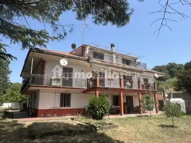 Palazzo - Edificio in vendita a Trevignano Romano
