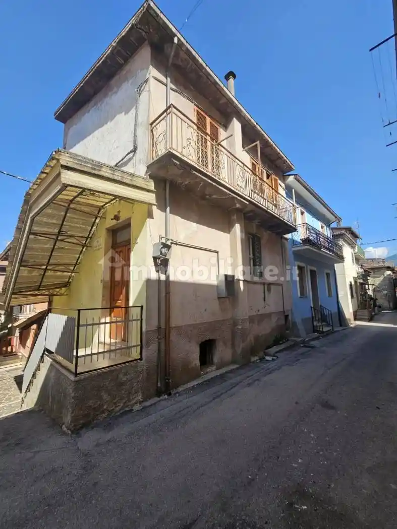 Casa indipendente in vendita a Luco dei Marsi