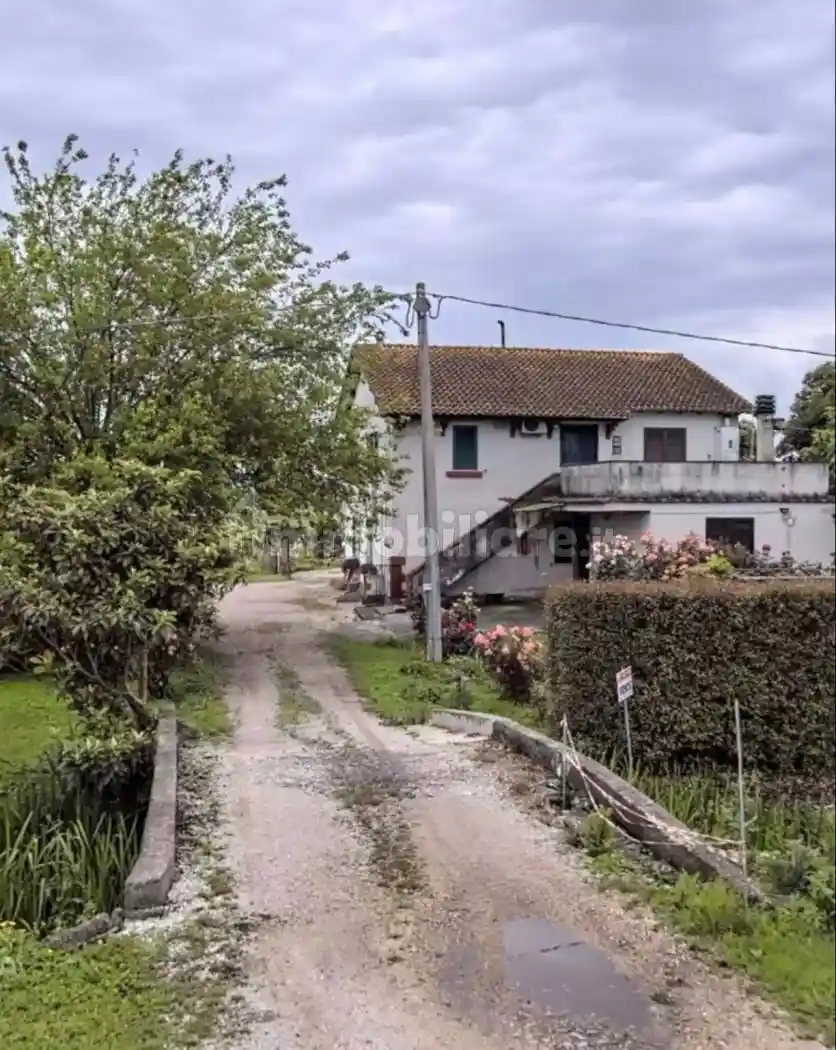 Rustico - Casale in vendita a Pontinia