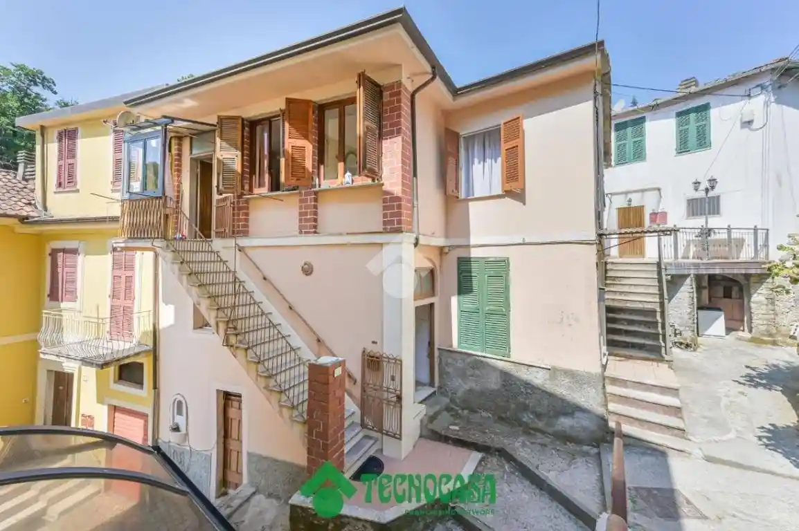 Casa indipendente in vendita a Follo