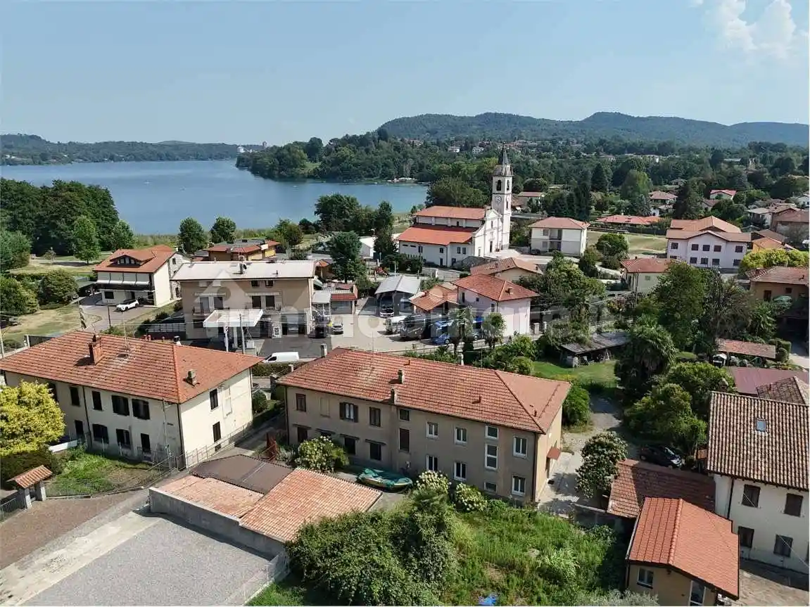 Casa indipendente in vendita a Cadrezzate con Osmate
