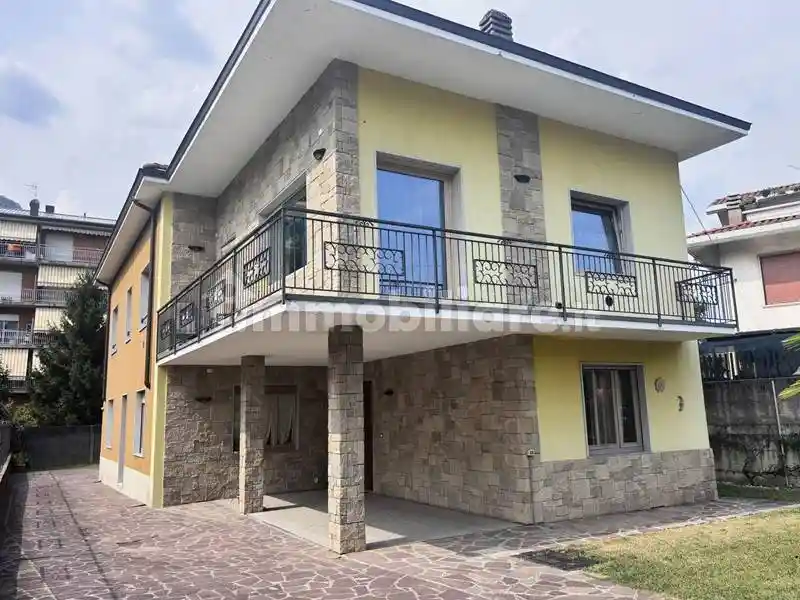 Villa in vendita a Cene