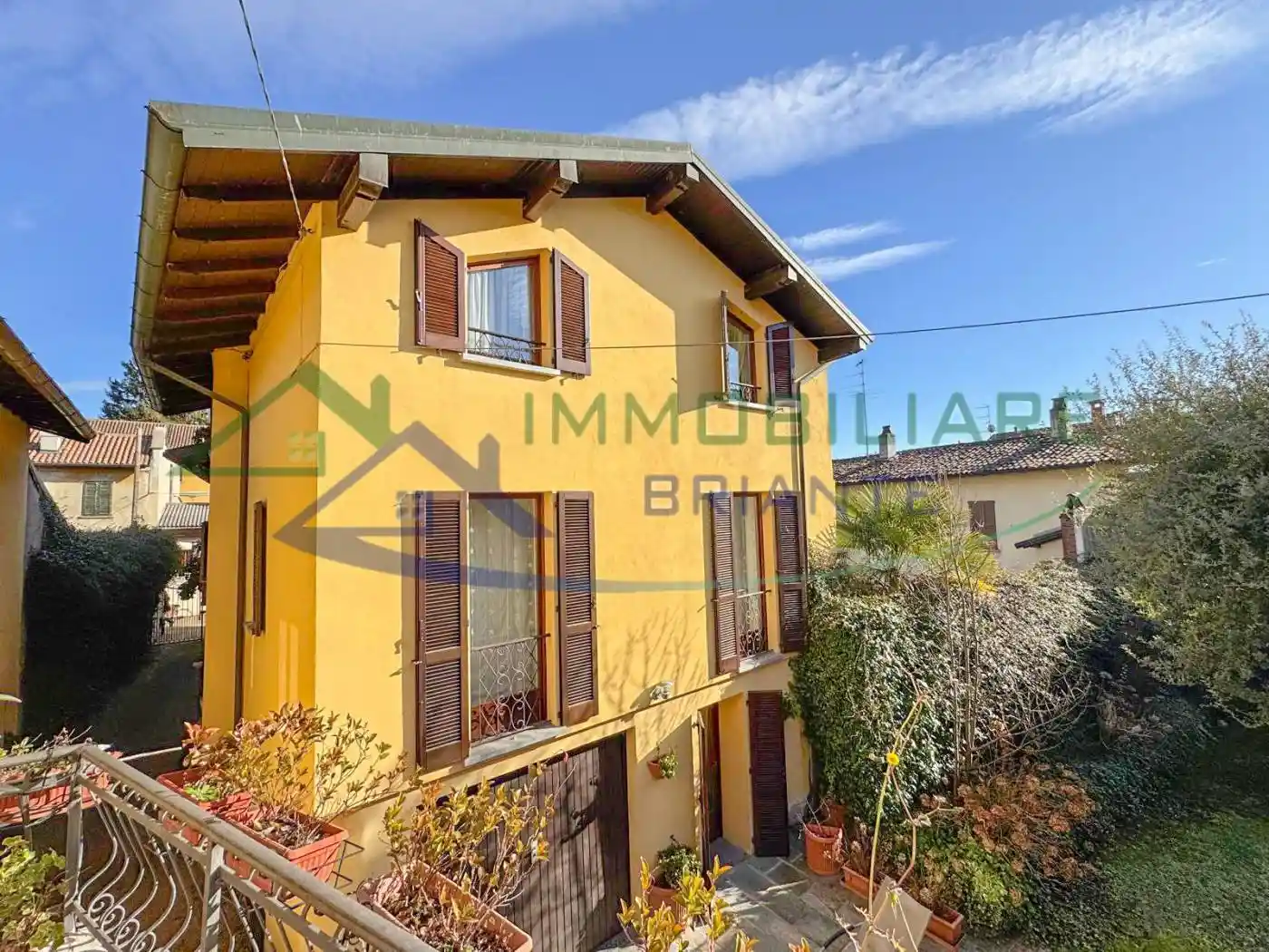 Villa in vendita a Angera