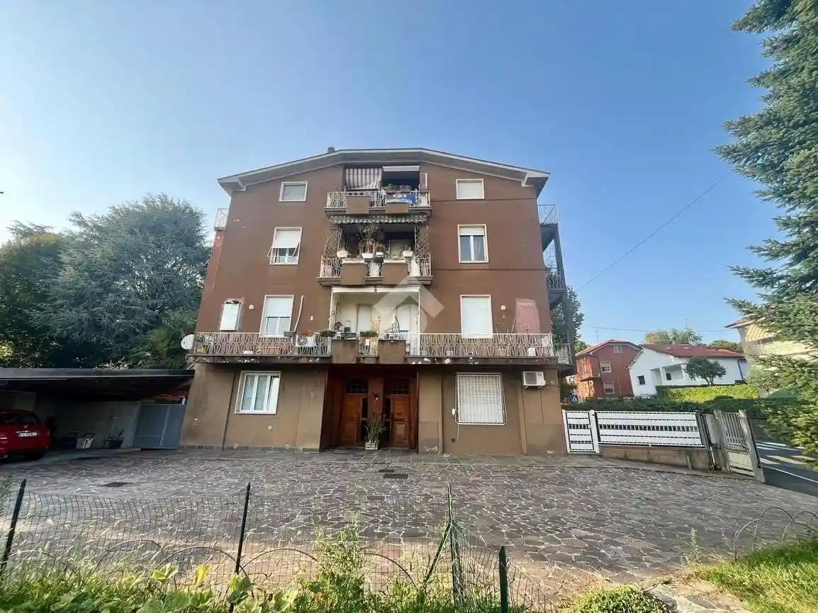 Appartamento in vendita a Carugo