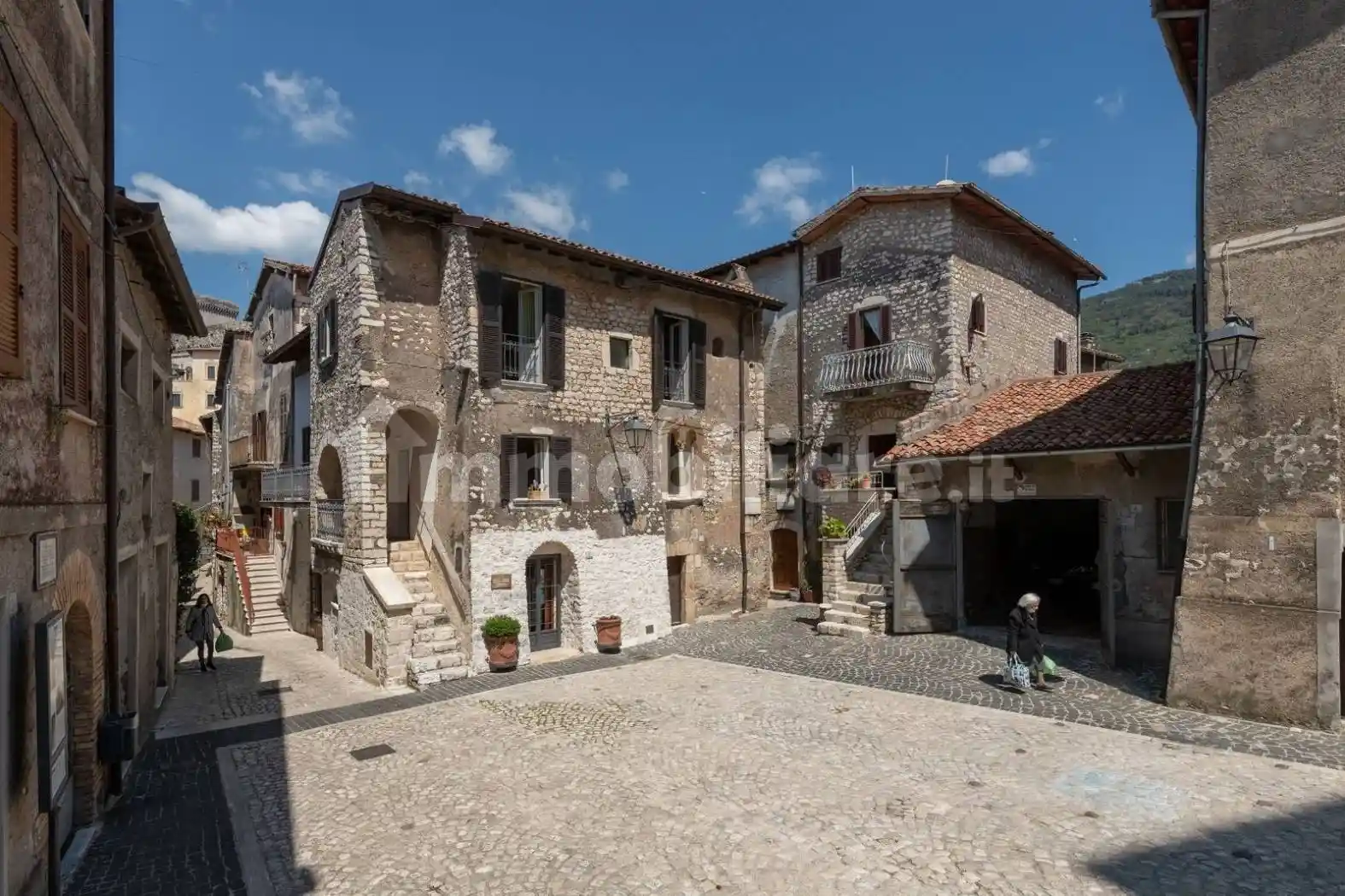 Palazzo - Edificio in vendita a Sermoneta