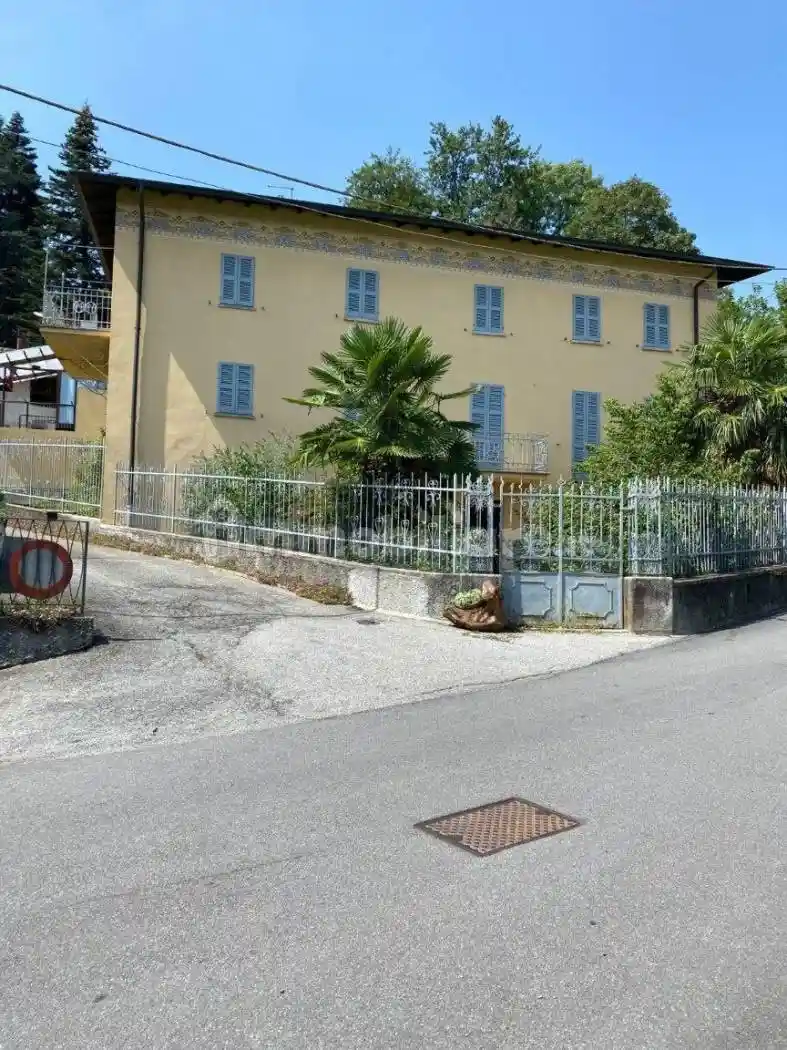 Casa indipendente in vendita a Cadegliano-Viconago