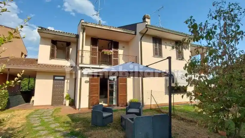 Villa in vendita a Angera