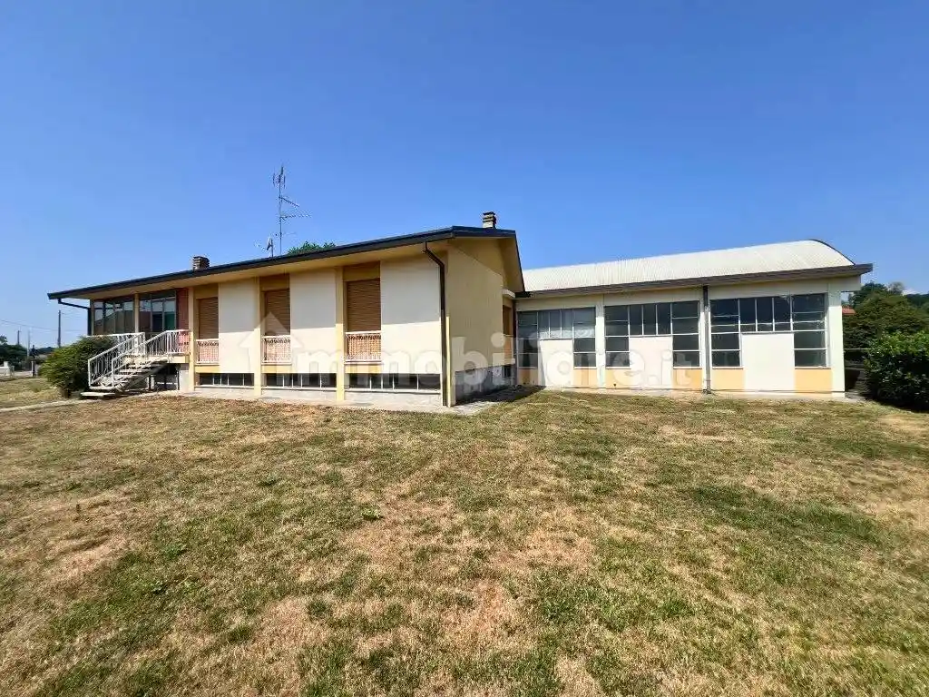 Villa in vendita a Sesto Calende
