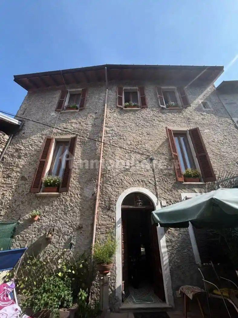 Casa indipendente in vendita a Castelveccana