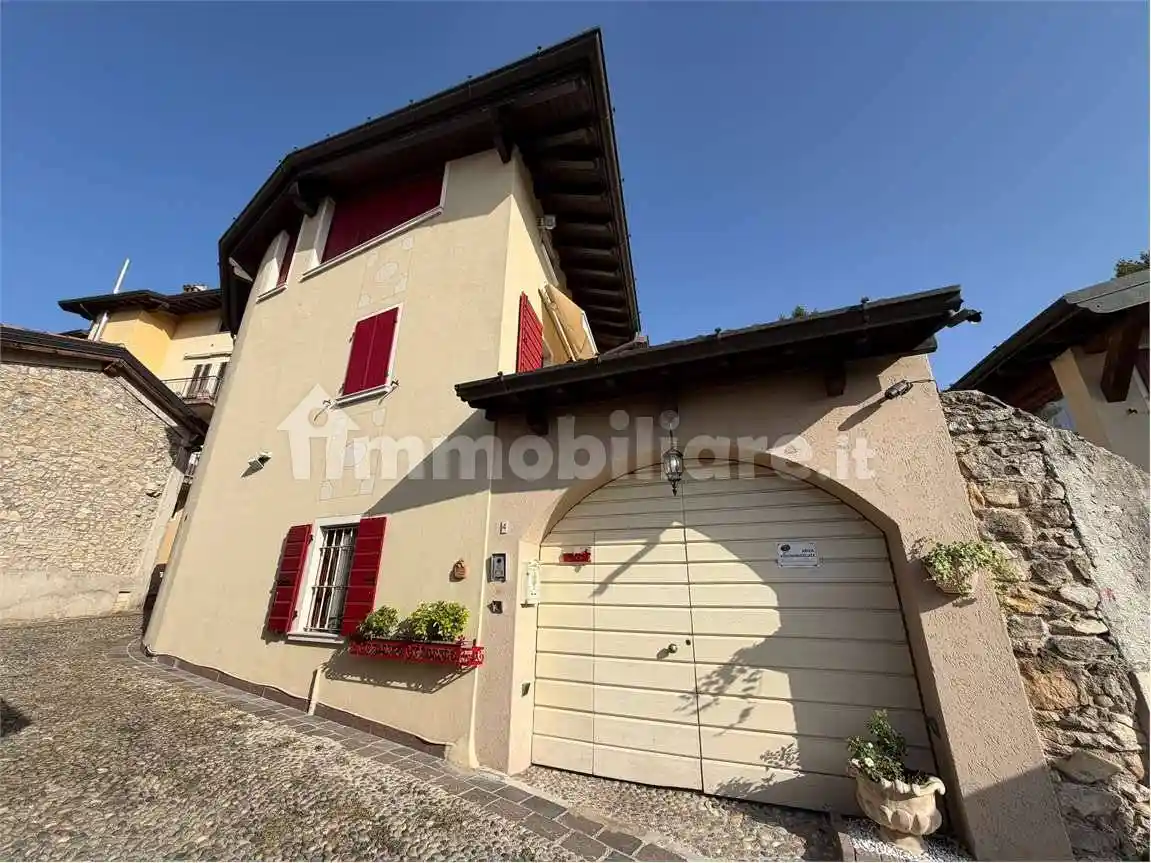 Casa indipendente in affitto a Manerba del Garda