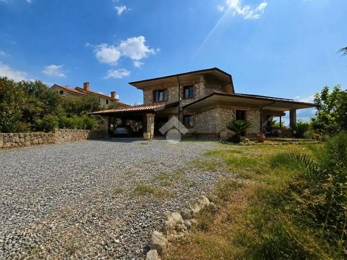 Villa in vendita a Lattarico
