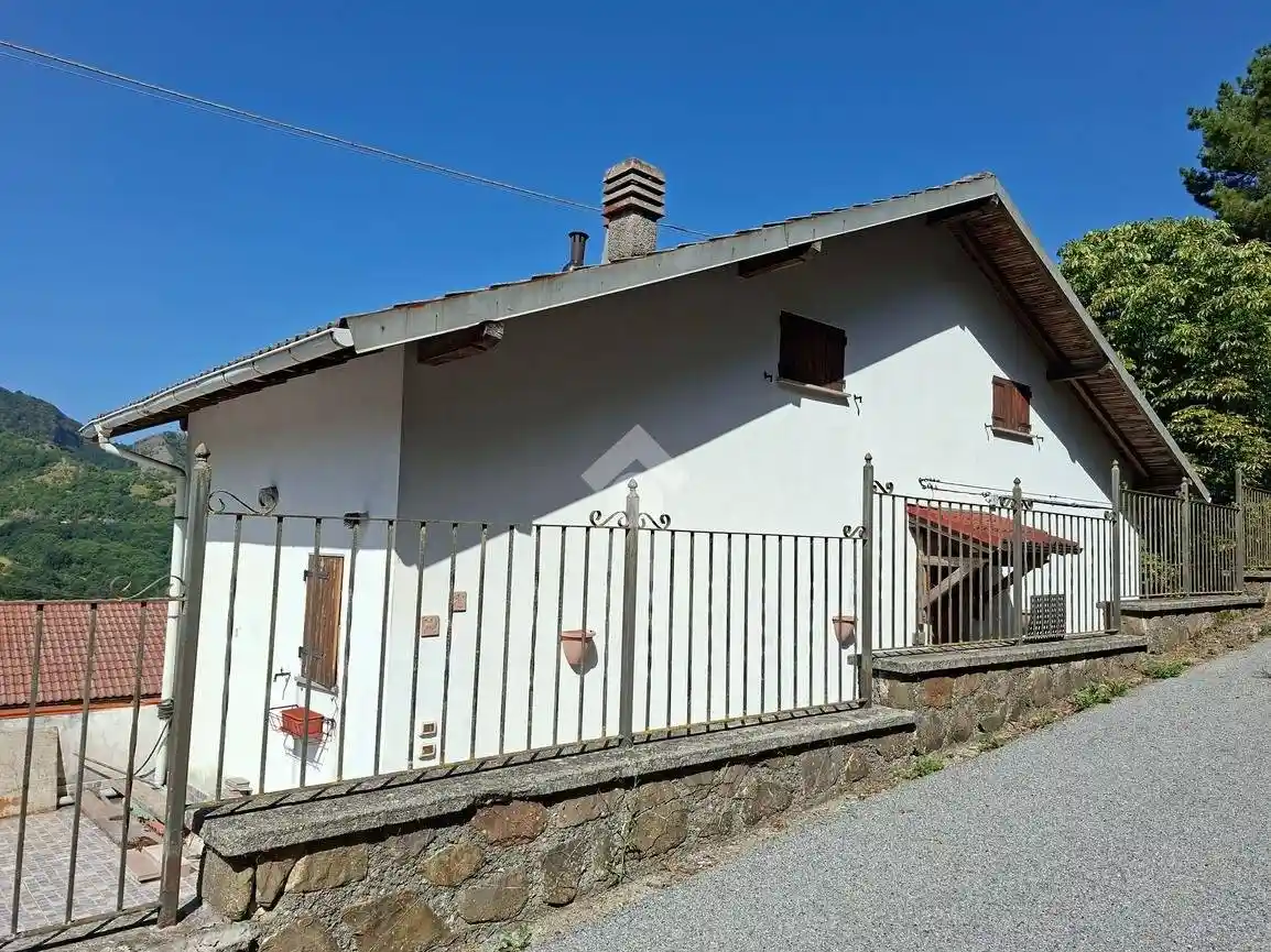 Casa indipendente in vendita a Vobbia