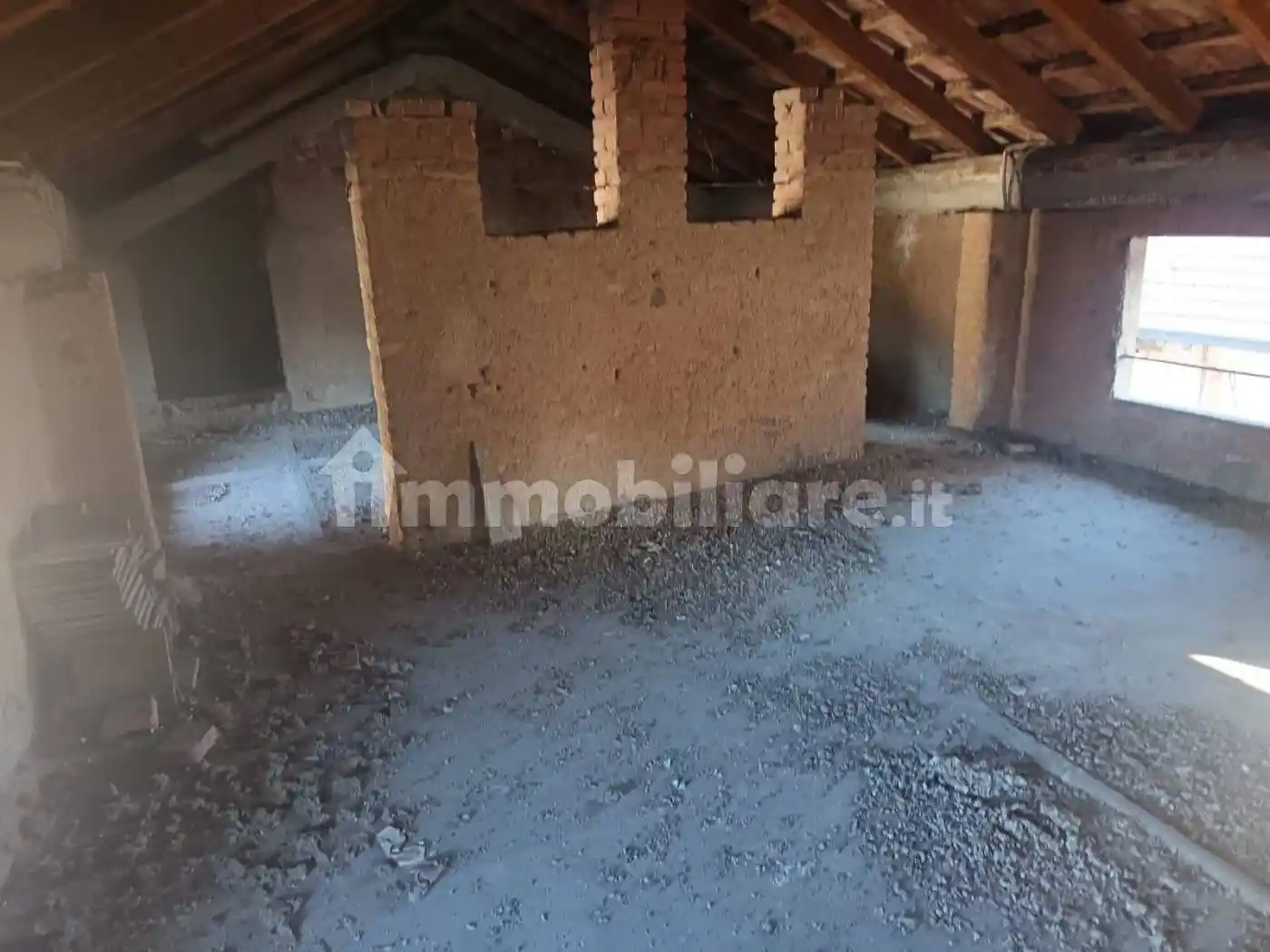 Palazzo - Edificio in vendita a Cislago