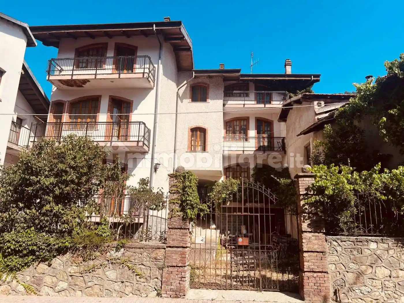 Palazzo - Edificio in vendita a Moiola