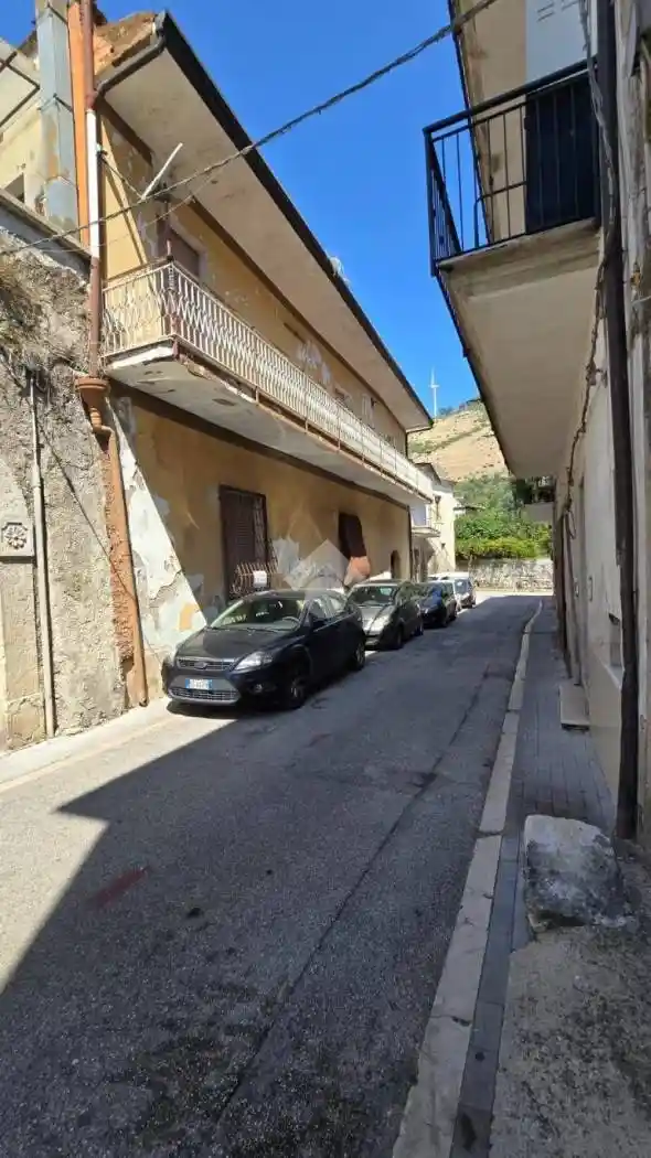 Palazzo - Edificio in vendita a Durazzano