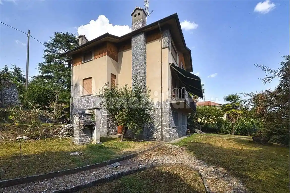 Villa in vendita a Gavirate