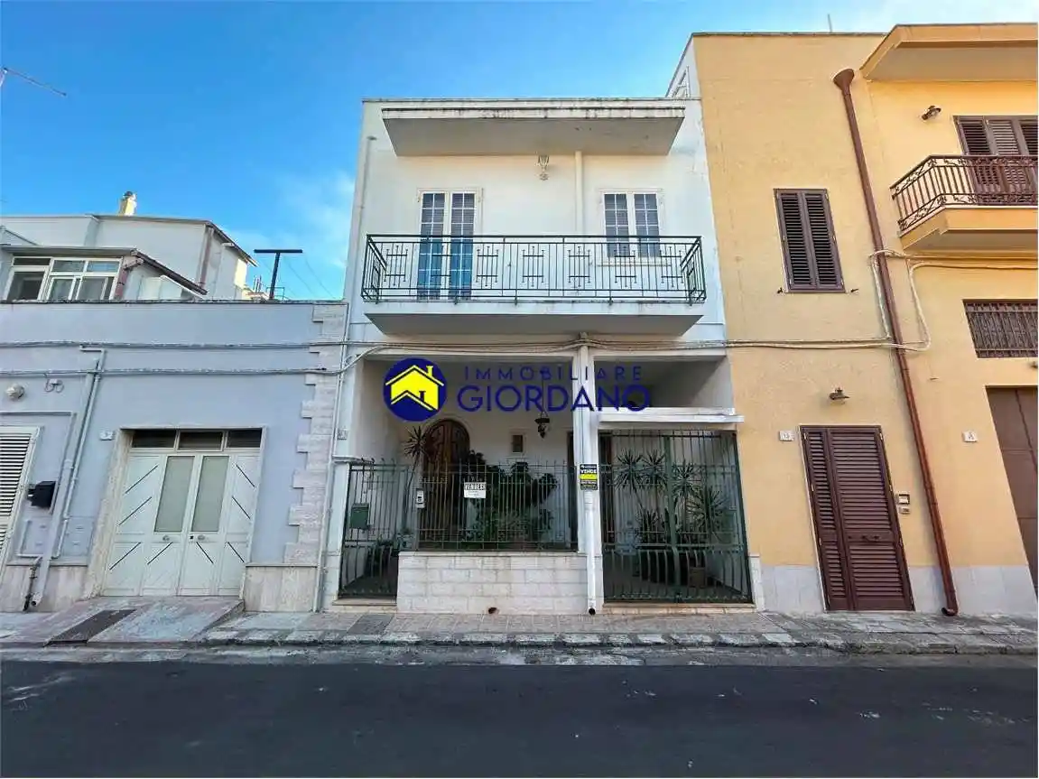 Palazzo - Edificio in vendita a Squinzano