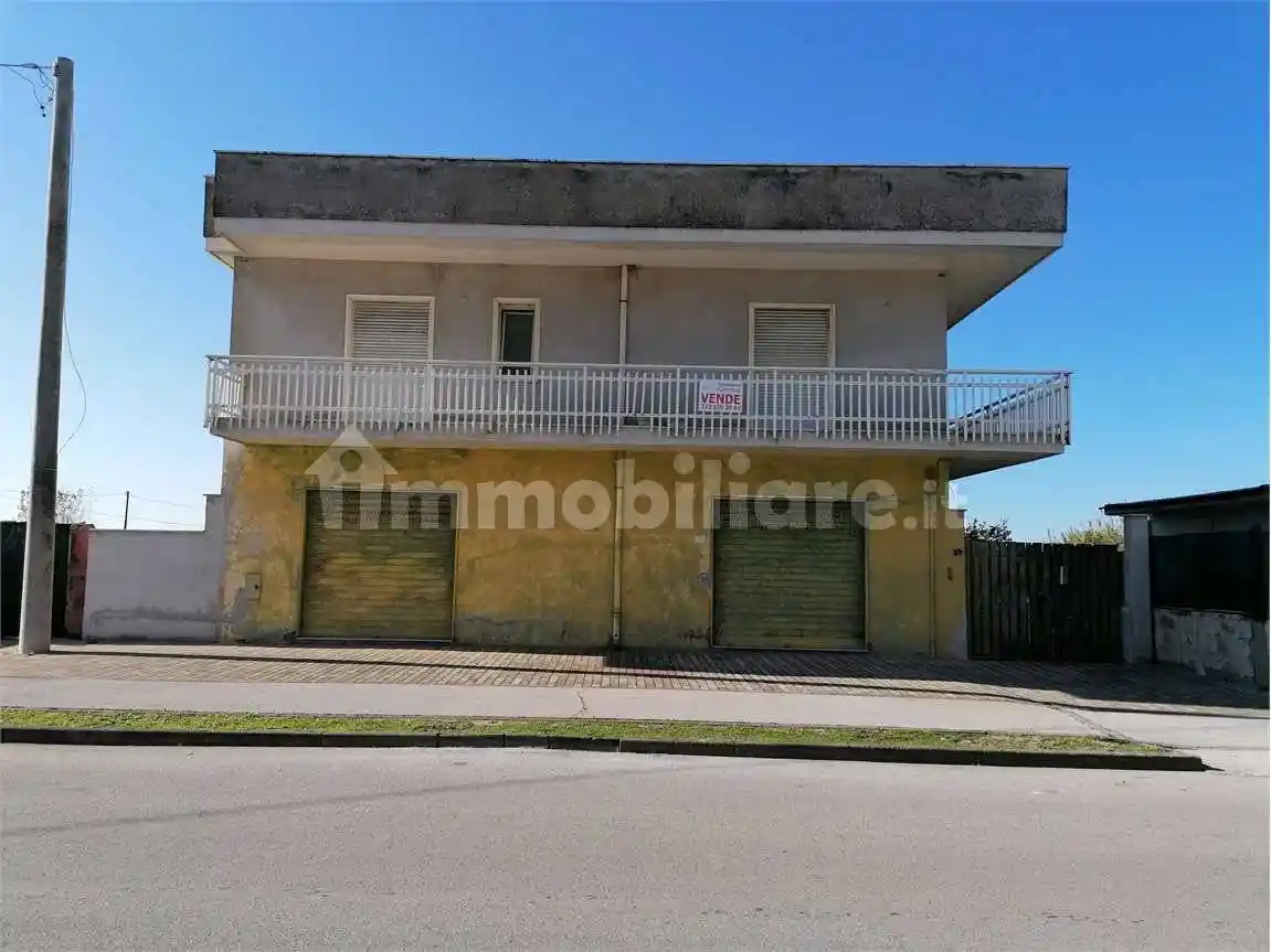 Palazzo - Edificio in vendita a Castel Volturno