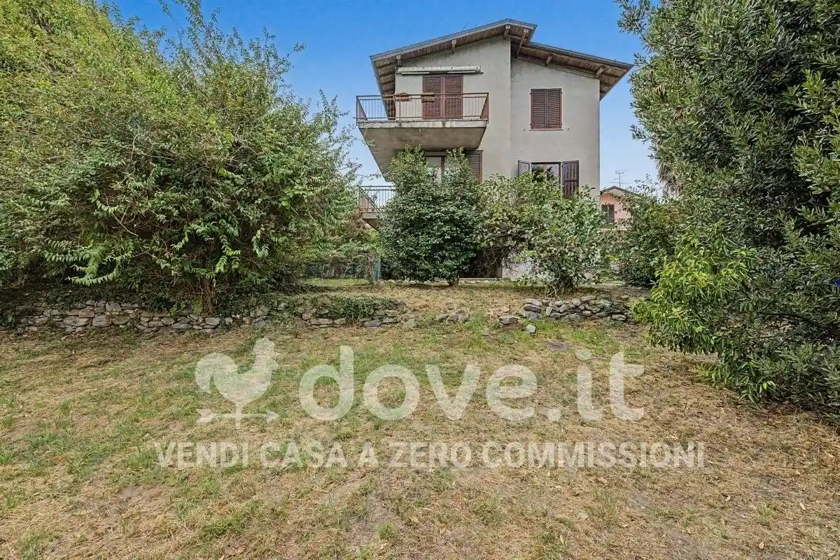 Casa indipendente in vendita a Laveno-Mombello
