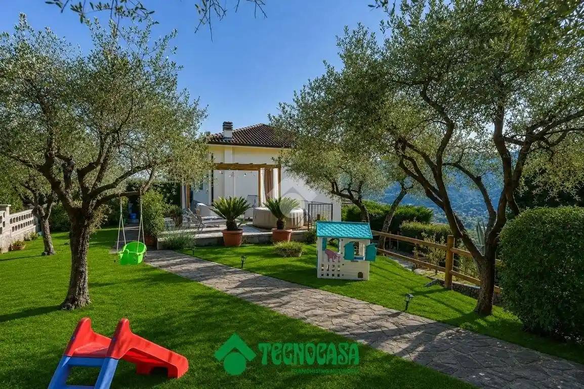 Villa in vendita a Podenzana