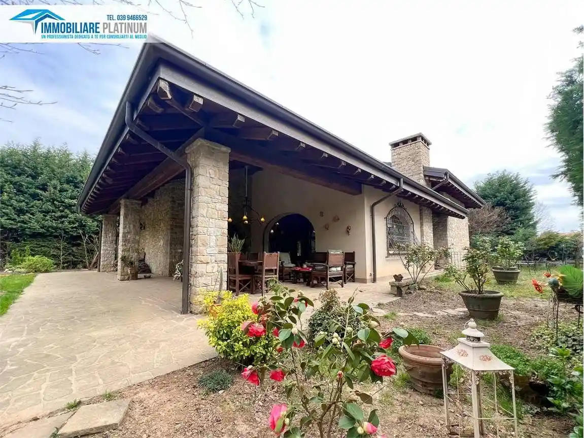Villa in vendita a Macherio