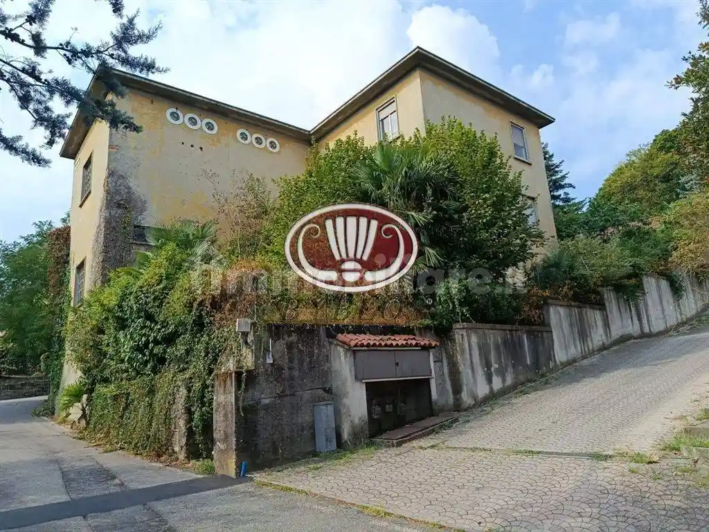 Casa indipendente in vendita a Azzate