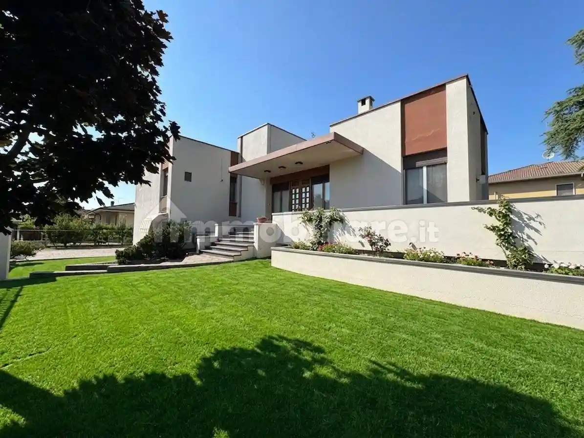Villa in vendita a Voghera