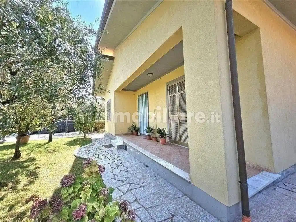 Casa indipendente in vendita a Massa