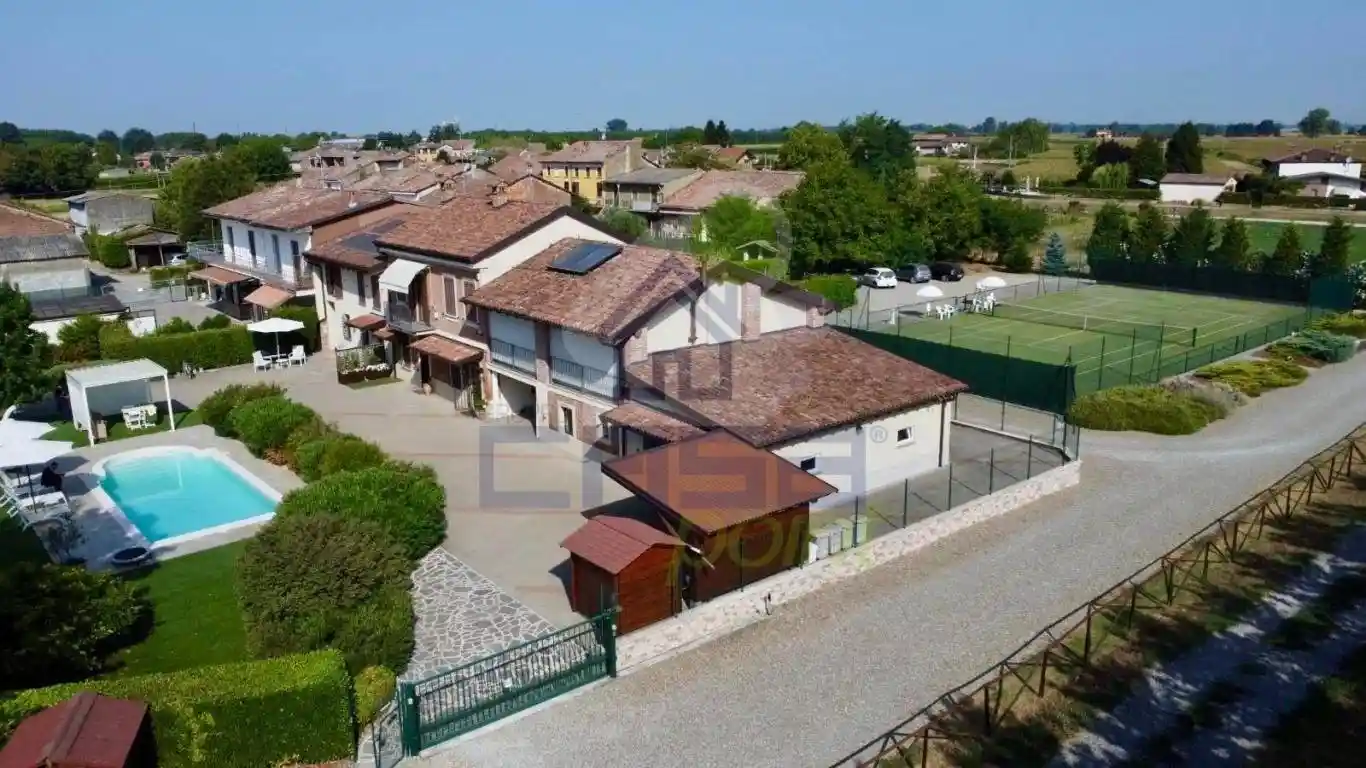 Villa in vendita a Pieve Porto Morone