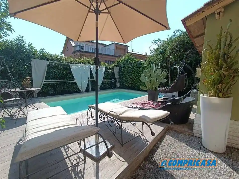 Casa indipendente in vendita a Peschiera del Garda