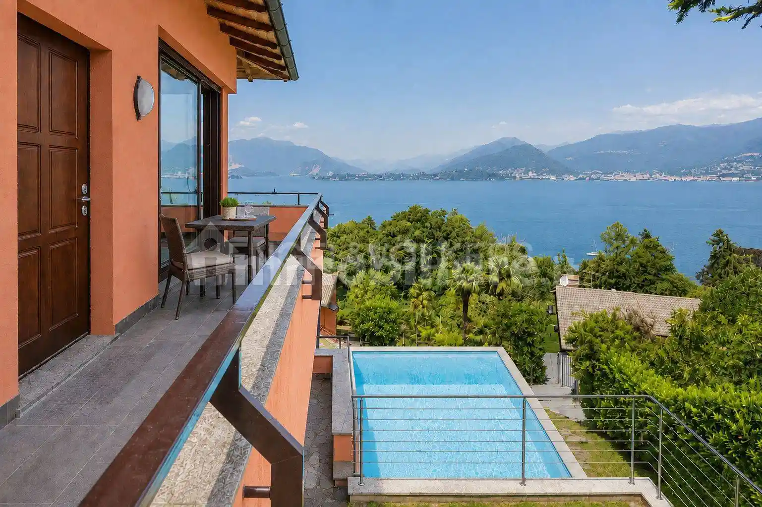 Villa in vendita a Laveno-Mombello