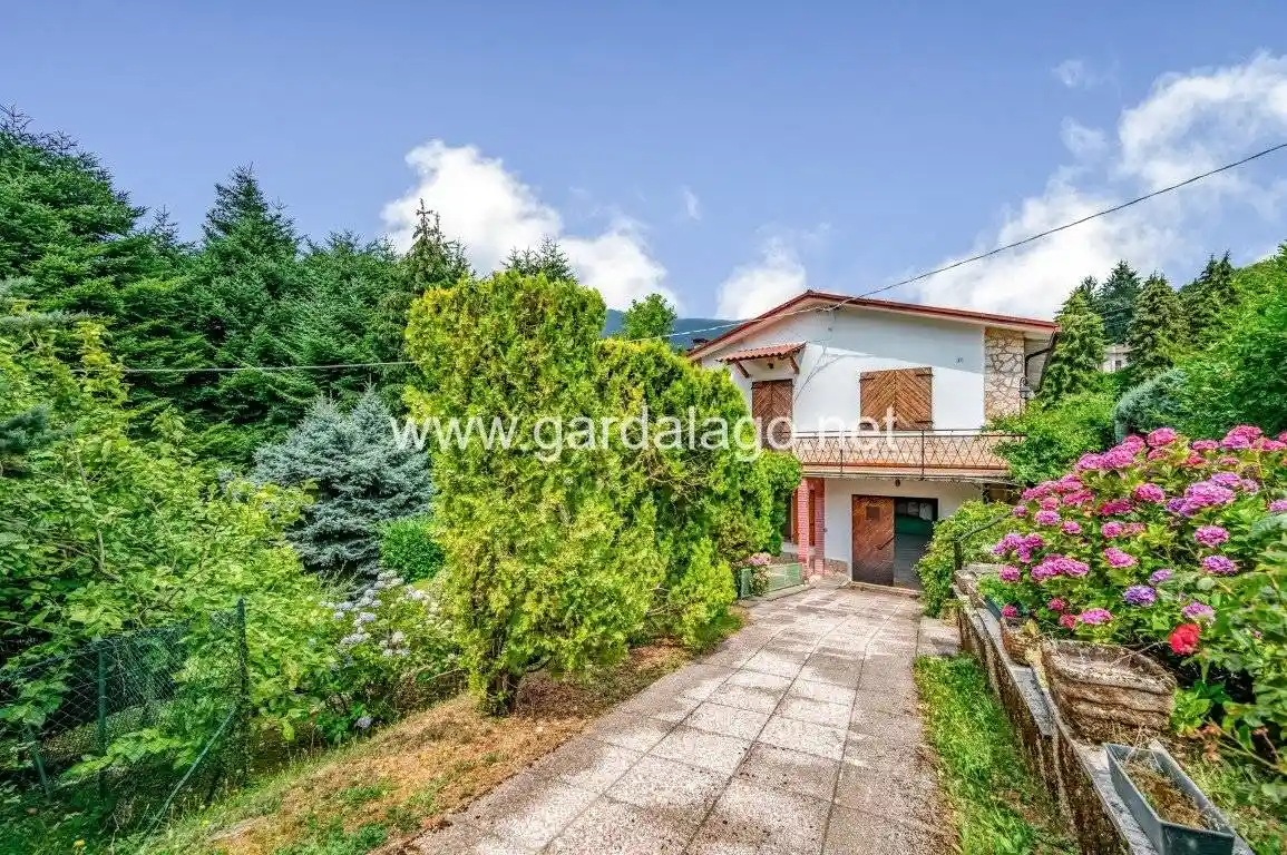 Villa in vendita a Ferrara di Monte Baldo