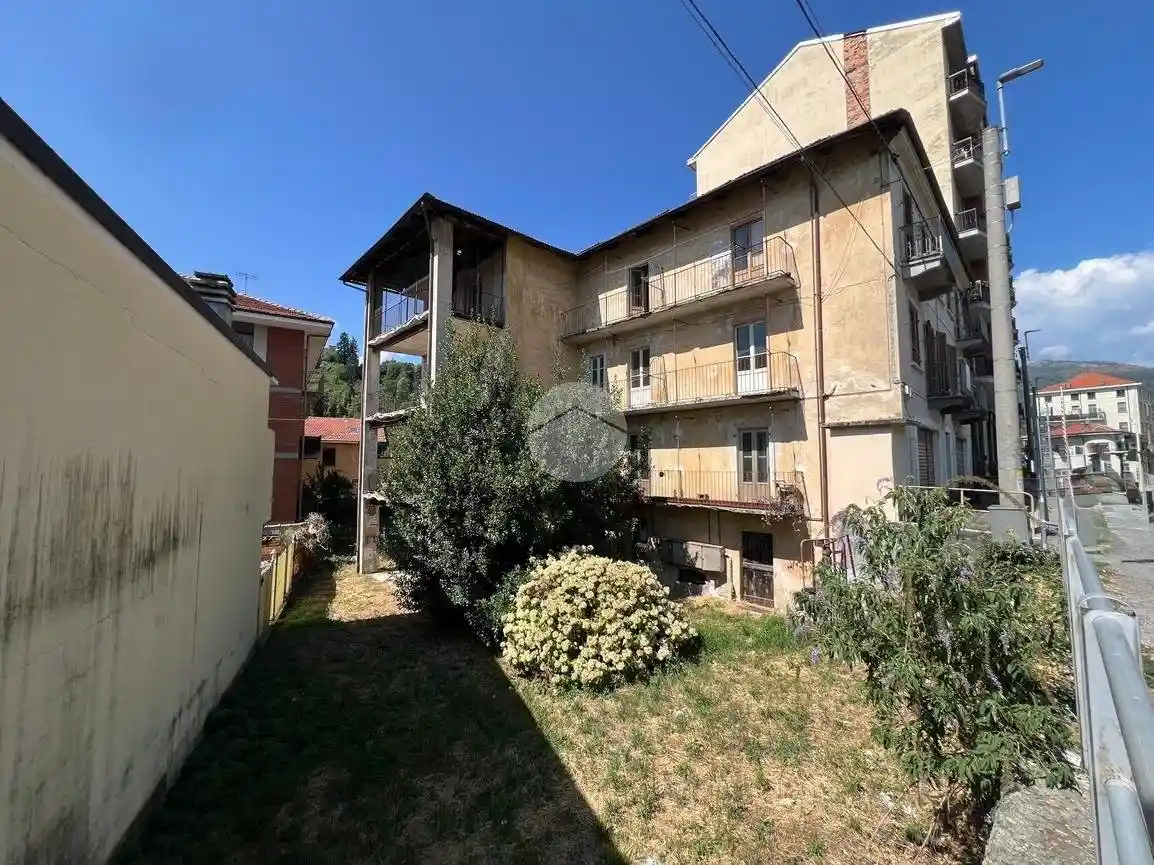 Palazzo - Edificio in vendita a Lanzo Torinese