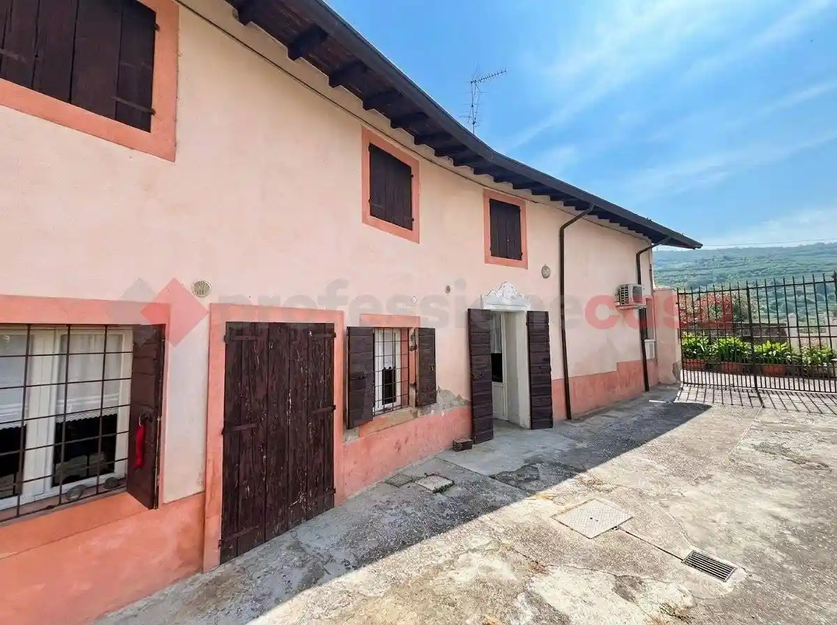 Casa indipendente in vendita a Verona