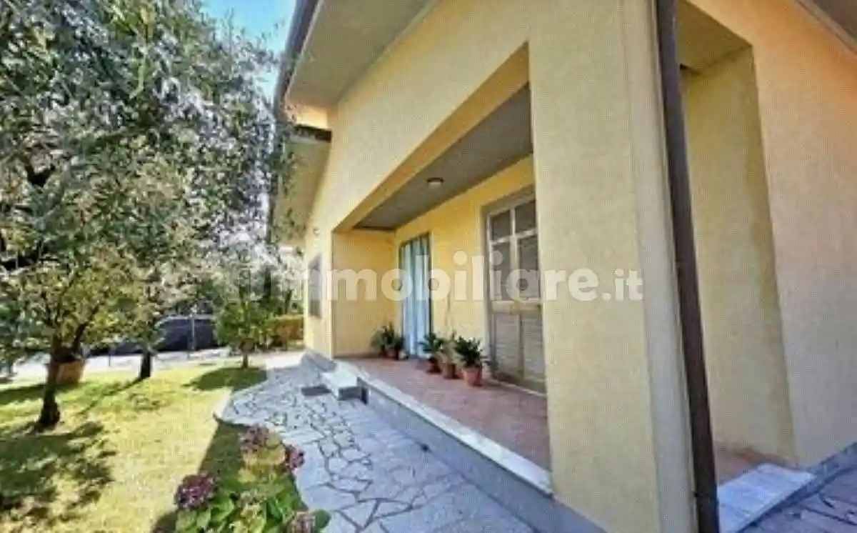 Casa indipendente in vendita a Massa