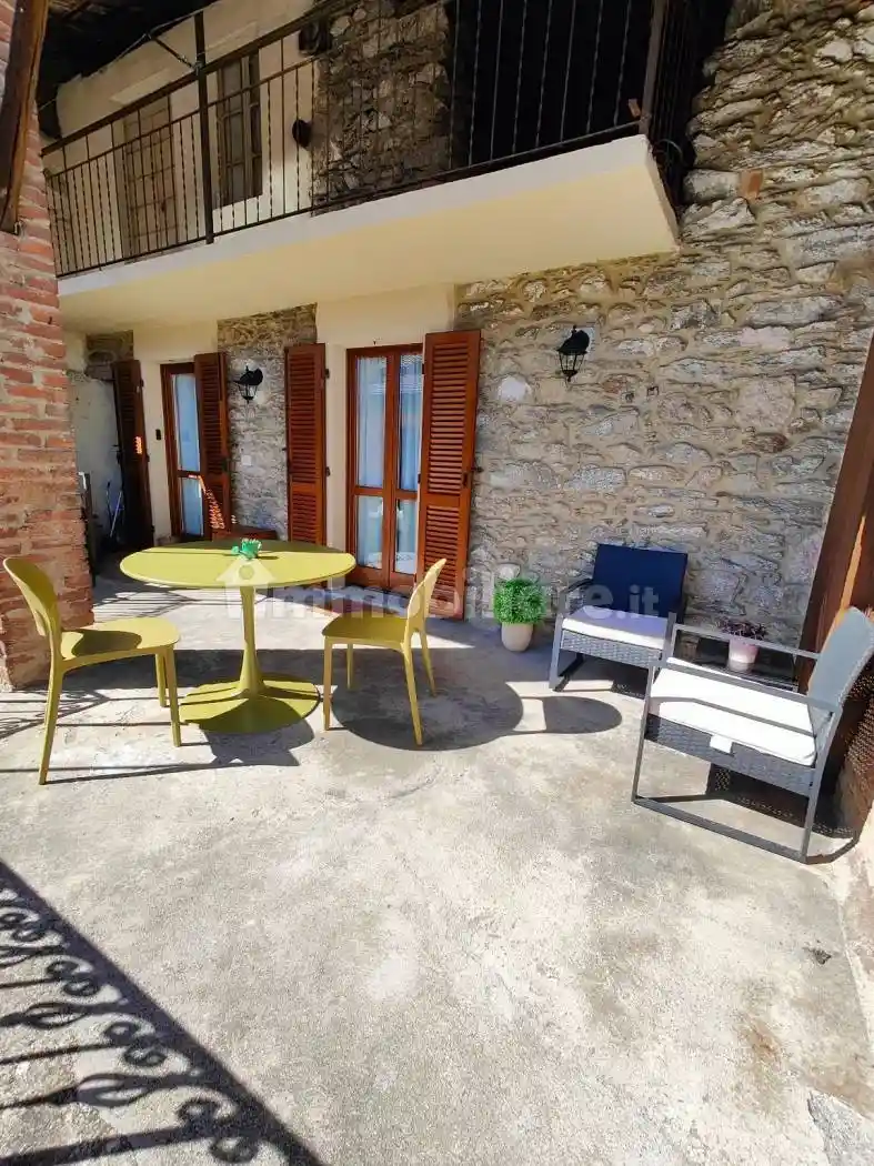 Casa indipendente in affitto a Massino Visconti